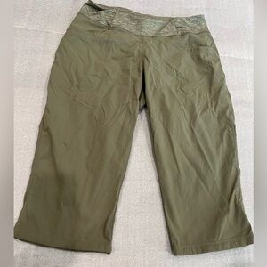 [M]Mountain Hardwear Green Bermuda Shorts Lightweight Casual Capris